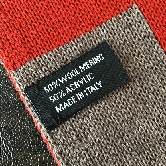 NWOT MOSCHINO Heart print wool scarf.  Mint condition! - Picture 8 of 8